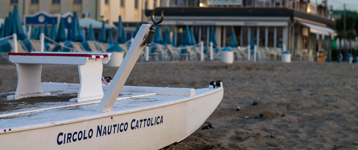 pattino sulla spiaggia di Cattolica
