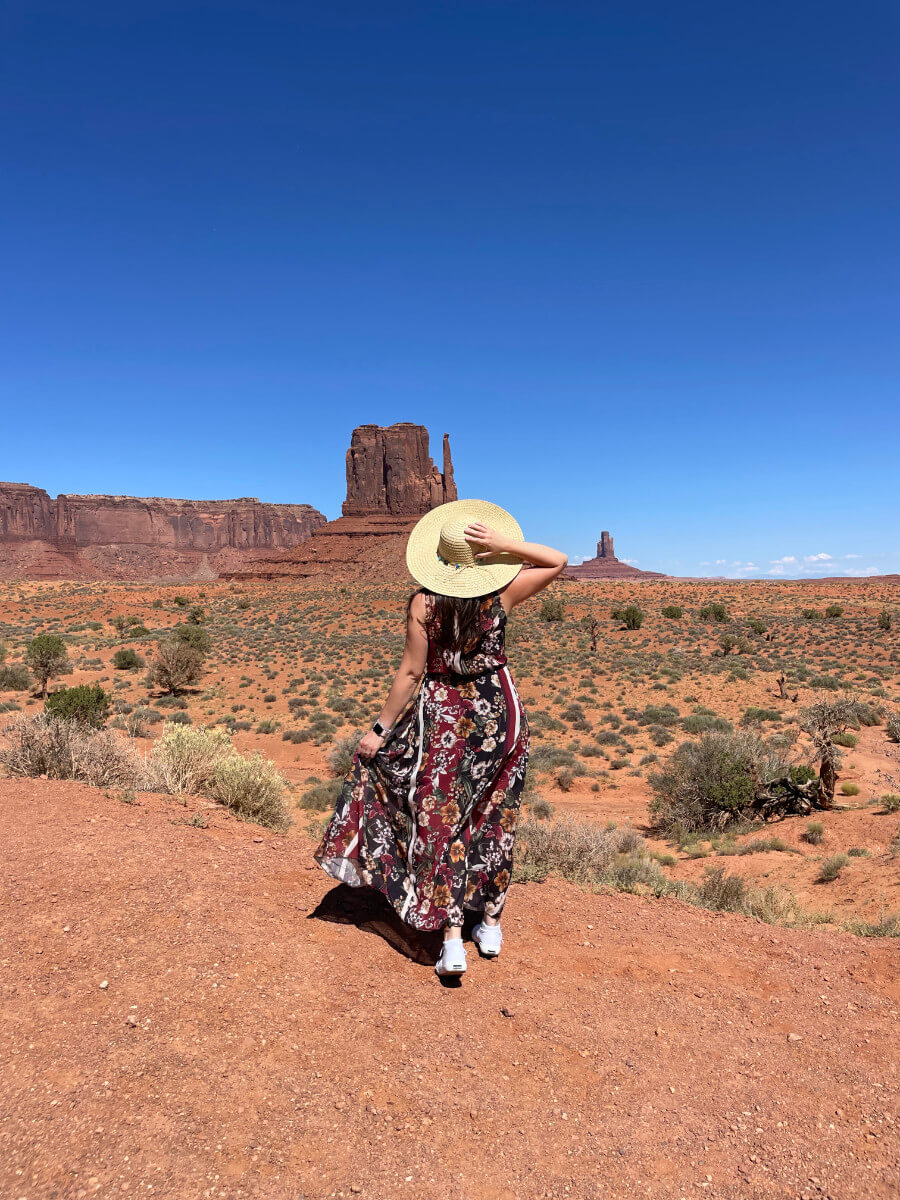 Chiara davanti alla Monument Valley